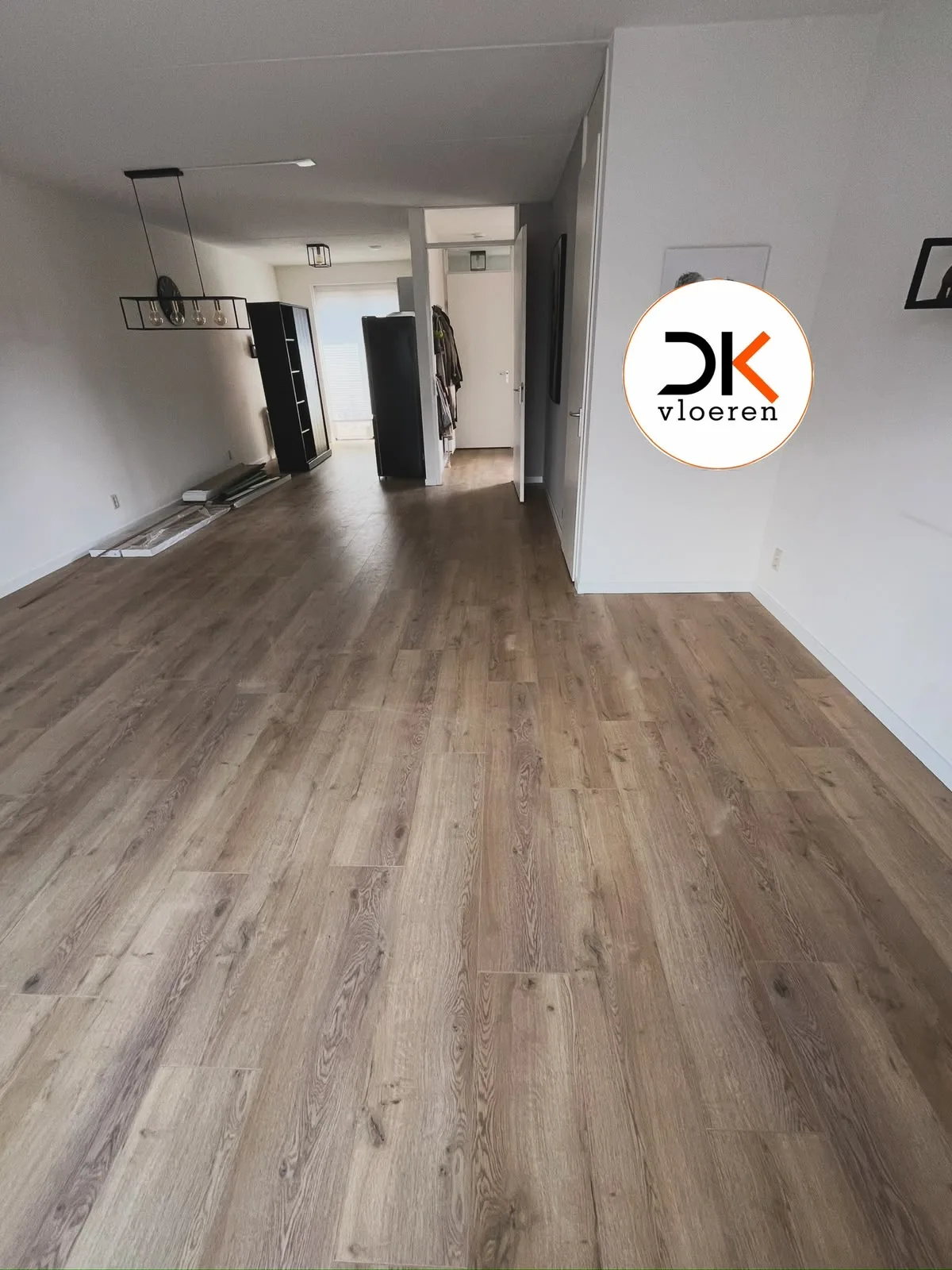 Woonkamer met doorgelegde houtlook vloer