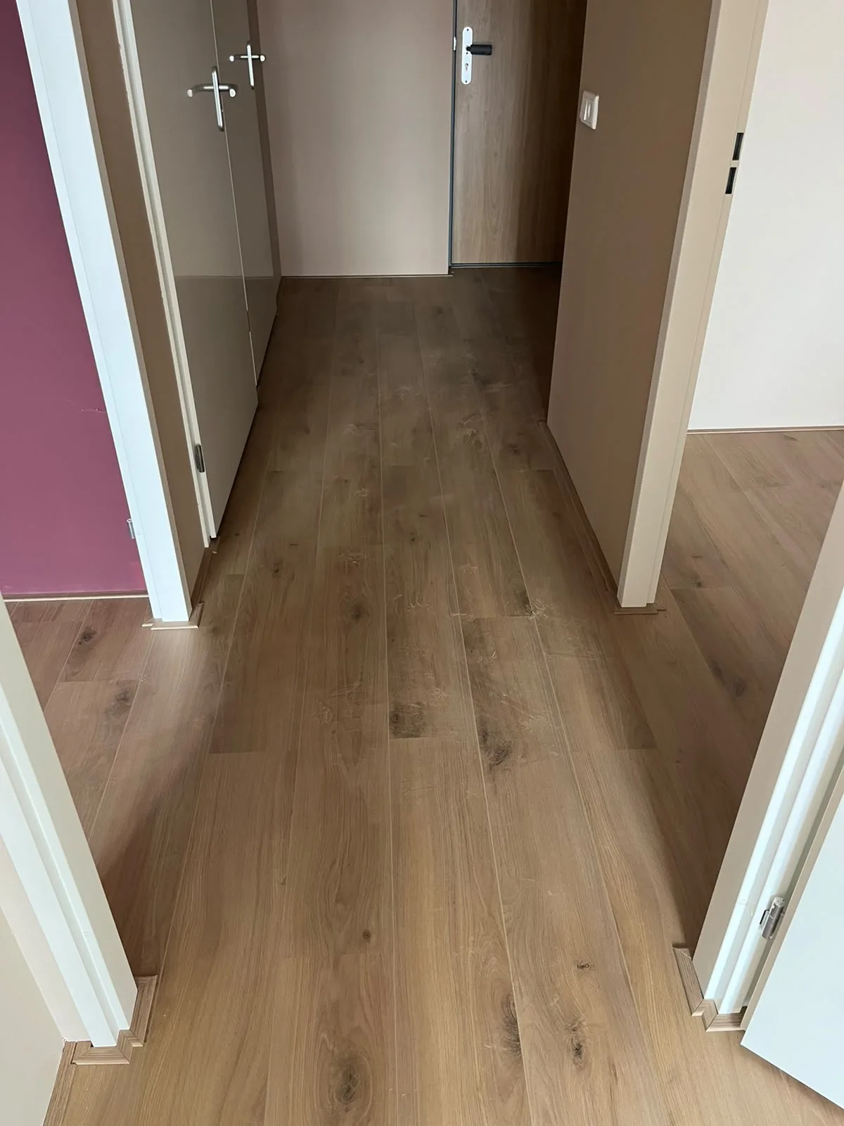 Hal met doorgelegde houtlook vloer