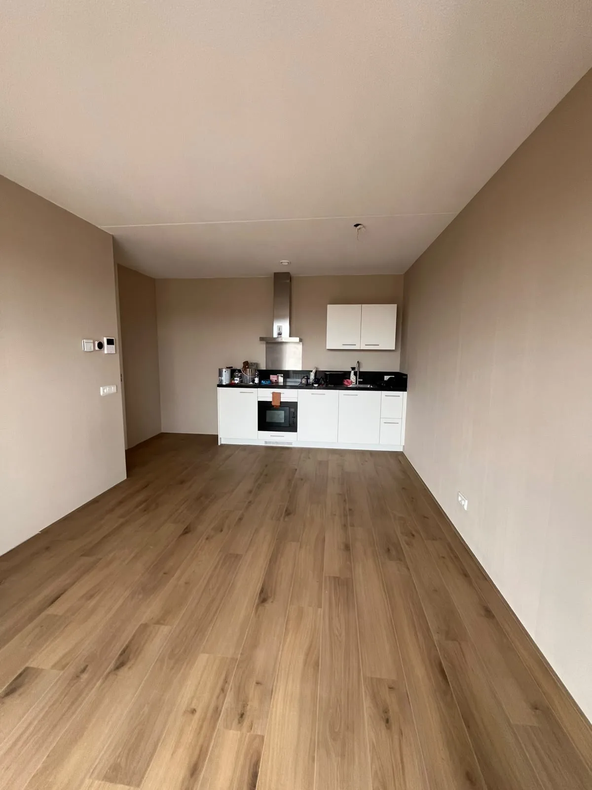 Appartement met open keuken en warme houtlook vloer