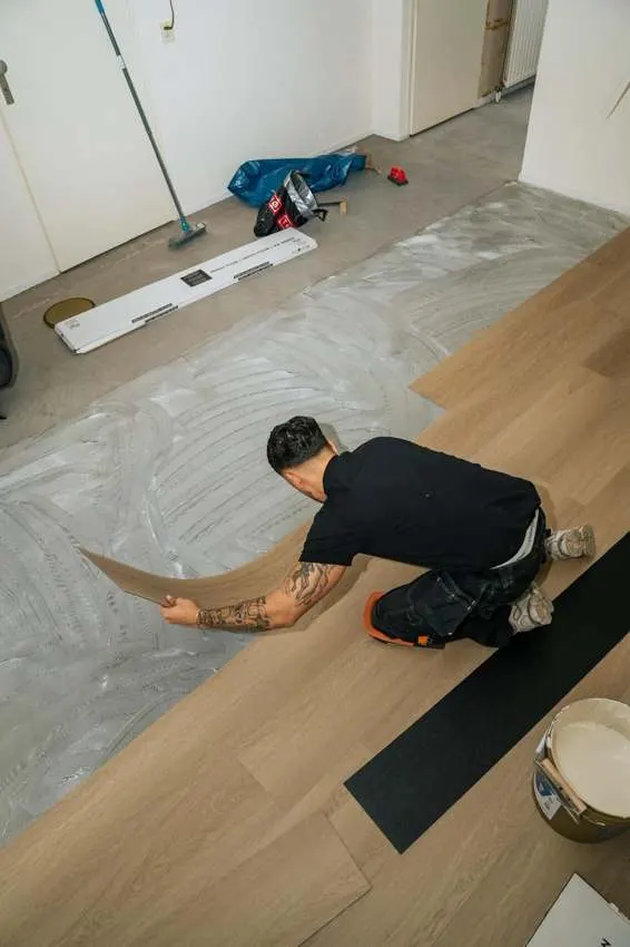 Tijdens het leggen: kale ondervloer