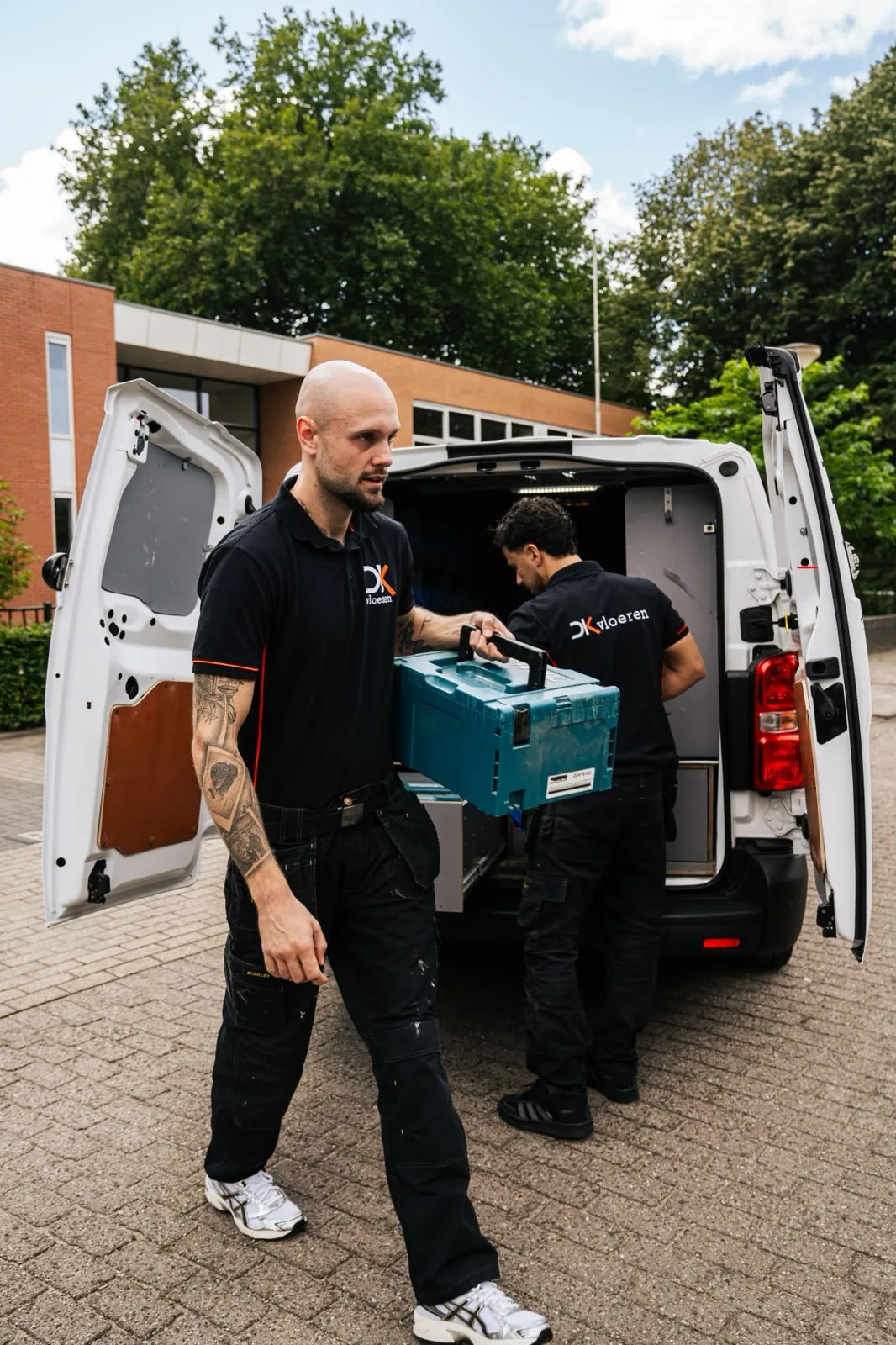 Thomas loopt met gereedschap naar de klus