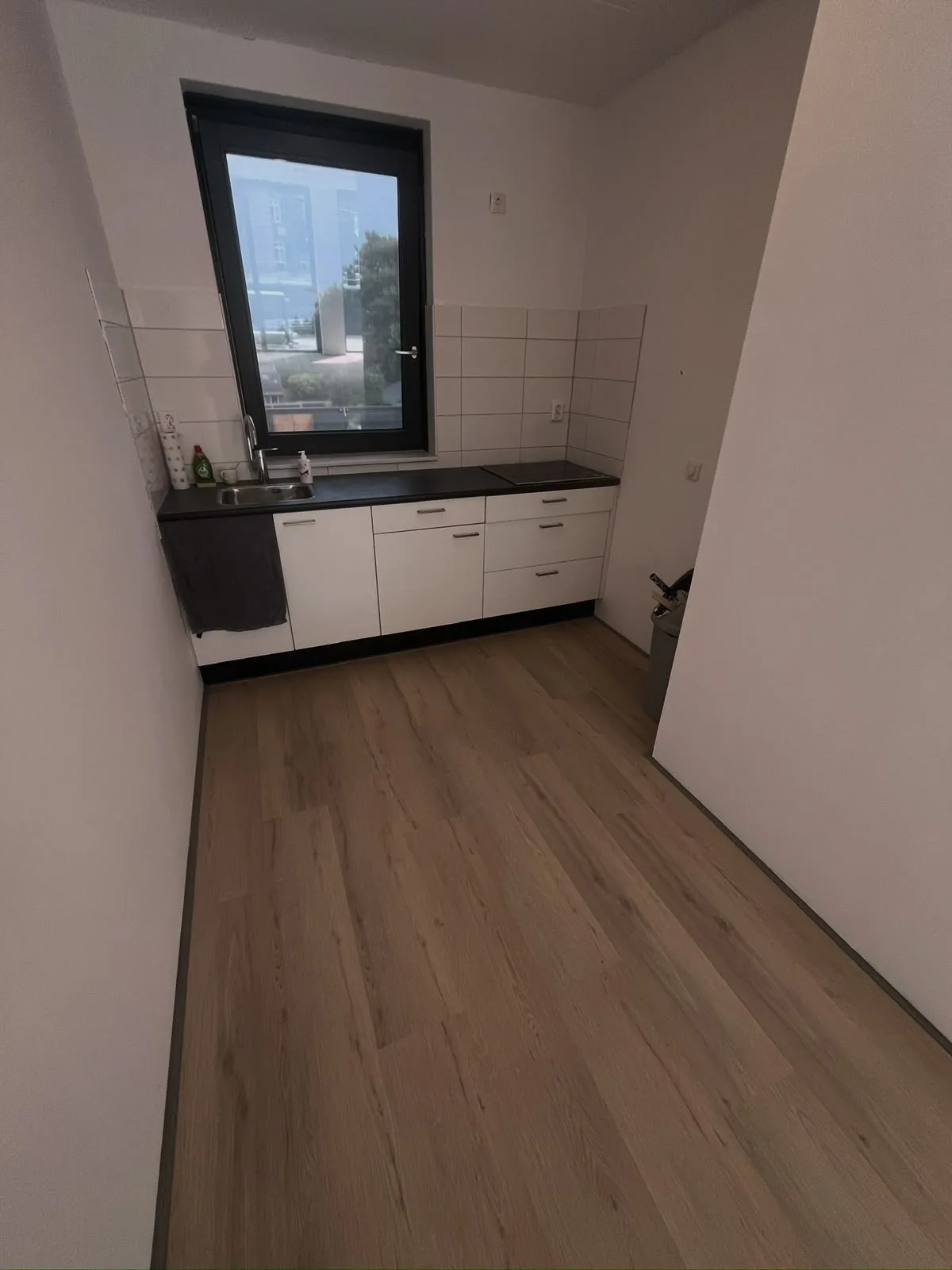 Appartement met lichte vloer en balkon