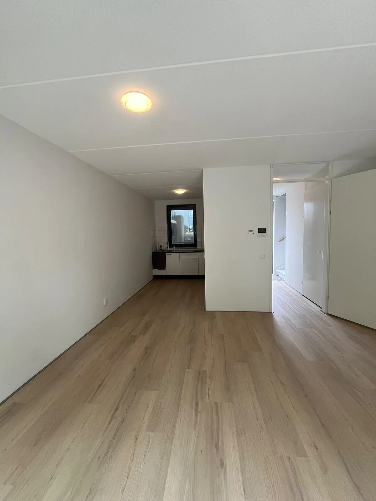 Appartement woonkamer met lichte PVC vloer